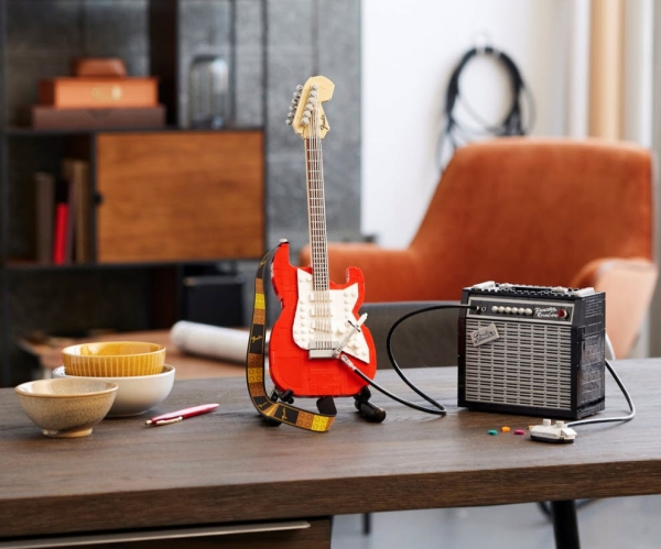 Detail 2: LEGO Ideas 21329 Fender Stratocaster